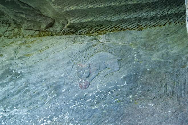 断崖絶壁の石の壁を見上げると