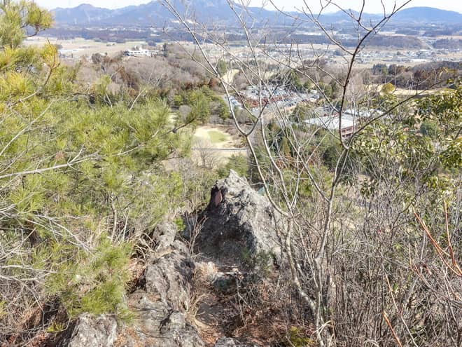 暫く歩いても迂回ルートの標識がみないまま