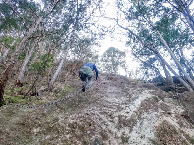 猿岩は足がかりがないうえに滑るので