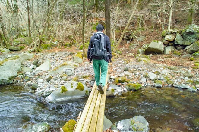 玉簾滝は川を渡った先にあります