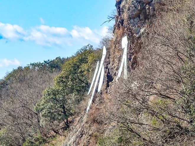 現在の看板はステンレス製