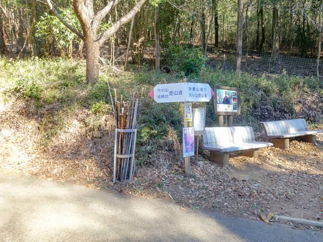 登山口は阿夫利神社駐車場の傍にあります