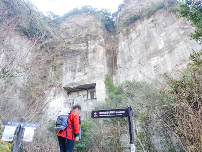 石を削って作られた階段を登りきると