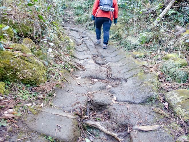 石畳には車力達が石を運ぶ時に使用した