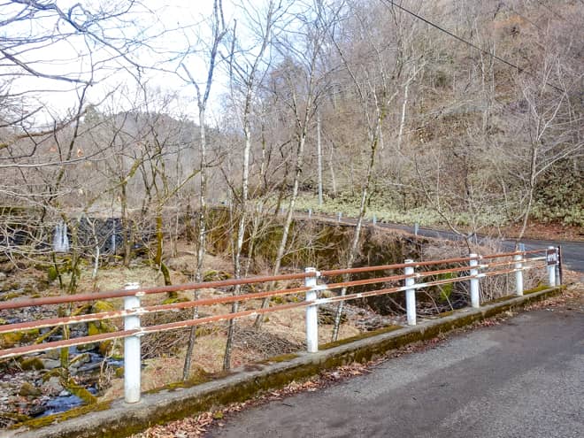 舗装路には至る所に標識があるので