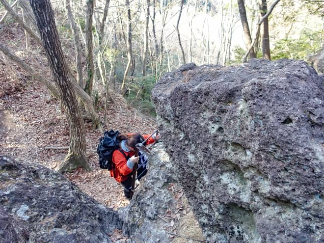見た目以上に本当に岩が突き出ている