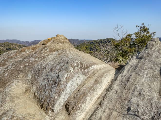 見晴らしの良い岩場が見えてきました