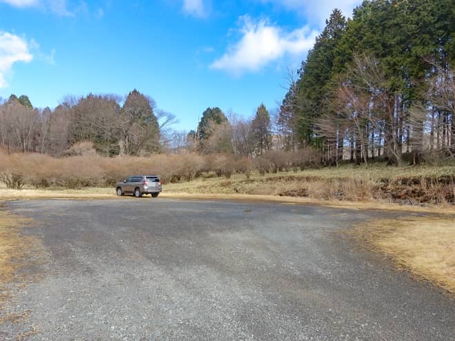 車でお越しの場合、最寄りの駐車場は