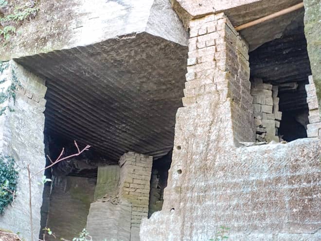 途中に吹抜洞窟という石切り場が右手に見えてきます