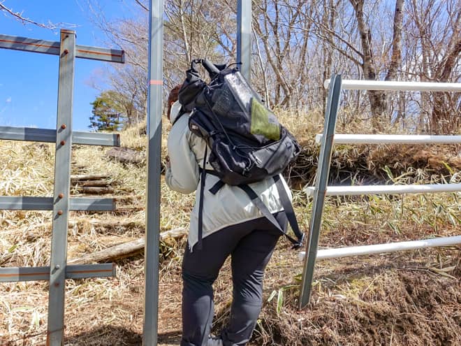 途中に牧草のゲートをくぐる場所があります