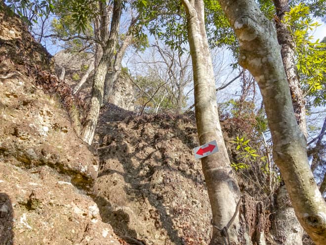 道迷いしそうな箇所には案内板がある