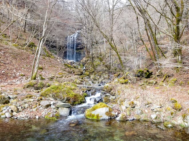 遠くにマツクラ滝が見えてきました