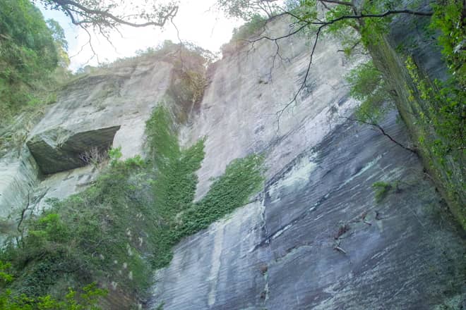 鋸山は良質な石材の産地として