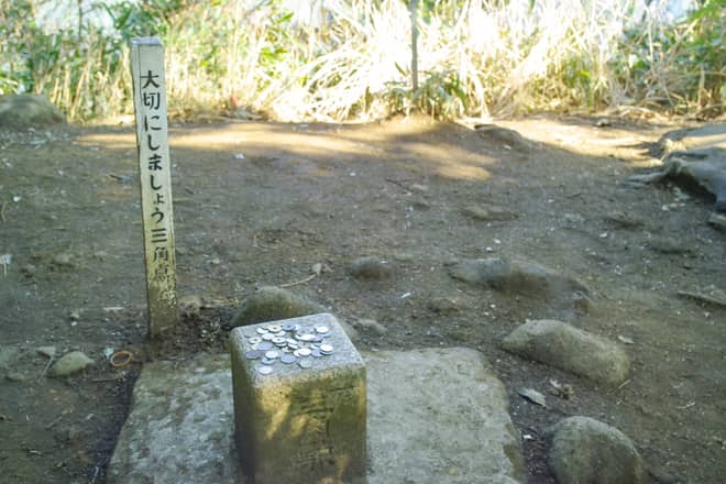 鋸山山頂までの道のりは史跡あり