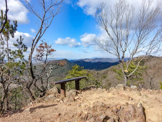 鎖場を登りきると山頂らしき場所