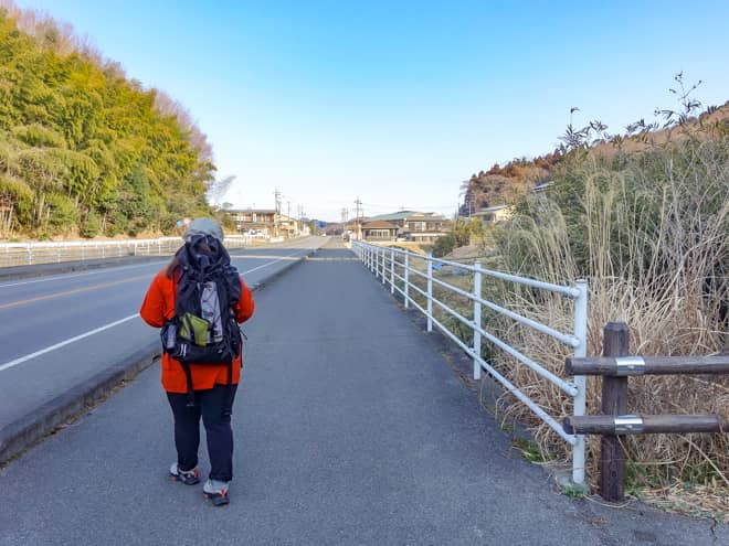日吉神社までは幹線道路を歩きます