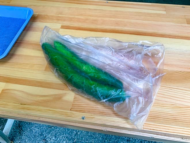 きゅうりが配られる