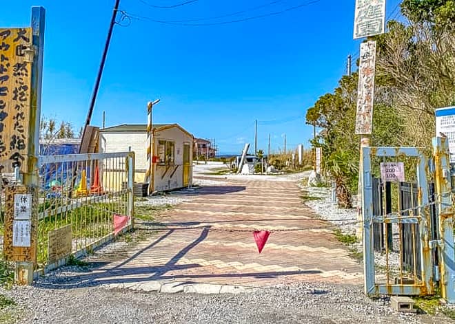 入口が閉まっていて臨時休業なのかと不安になる