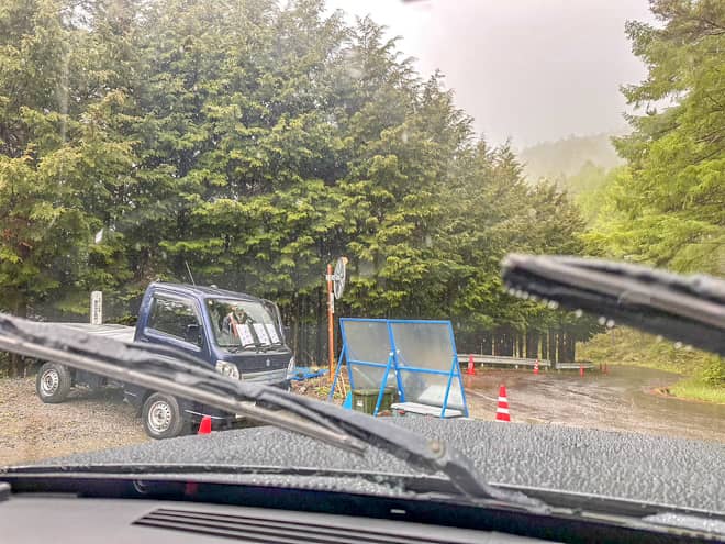 入笠山登山口駐車場の入口に軽トラックが止まっています