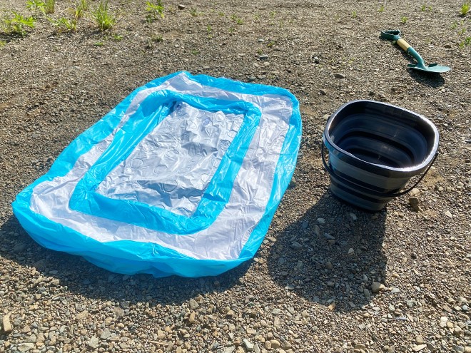 子供用プールとバケツ