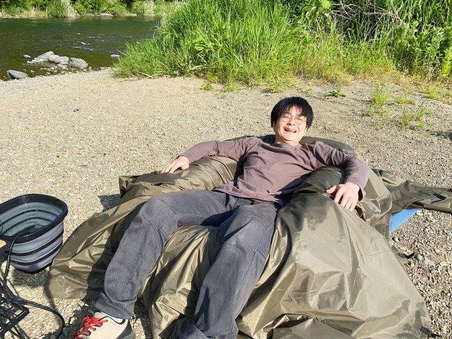 子供用プールにタープを被せて露天風呂の完成