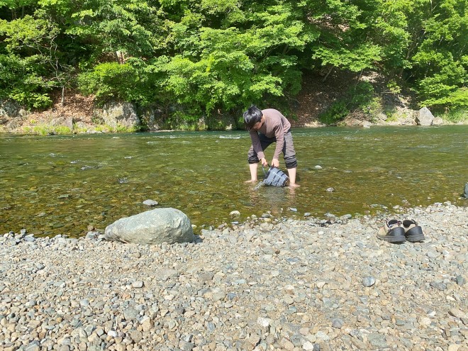川の水をバケツに汲む