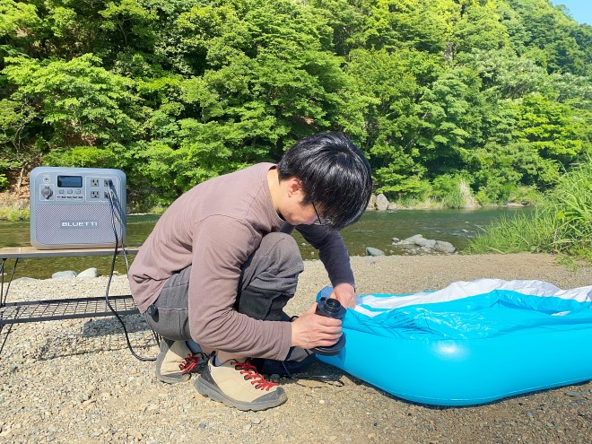 電動空気入れで子供用プールに空気を入れる