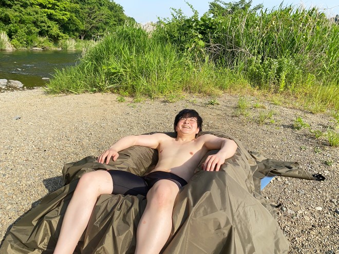 10Lの露天風呂に浸かる水着姿の男