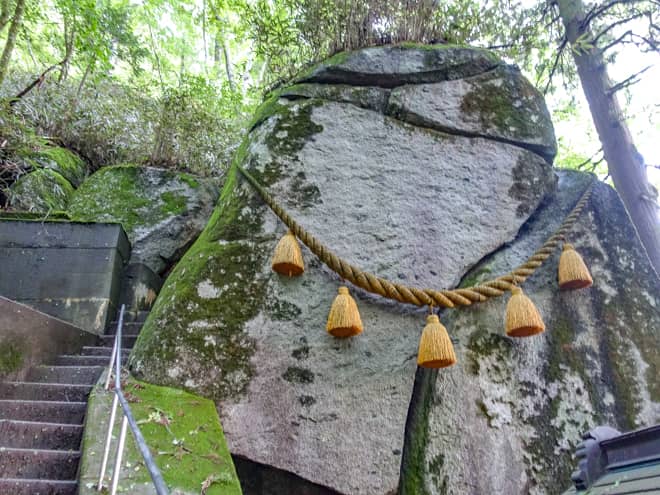 ご神体である割れた巨石を時計回りに3周する