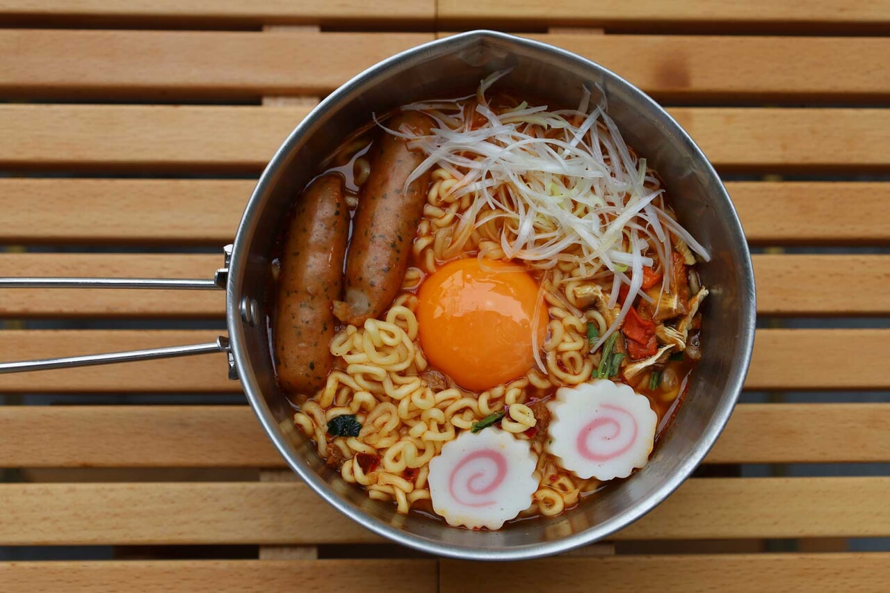 チキンラーメンをシェラカップで調理