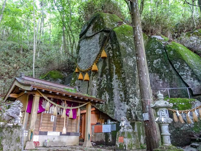 八合目に鎮座する石割神社は