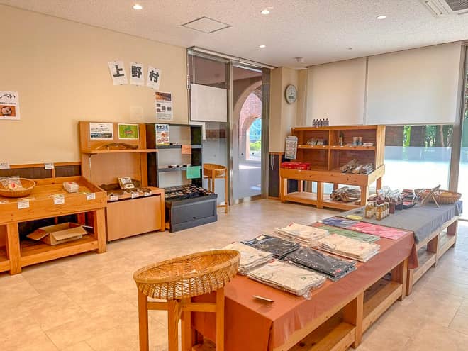 売店には薪と炭をはじめ