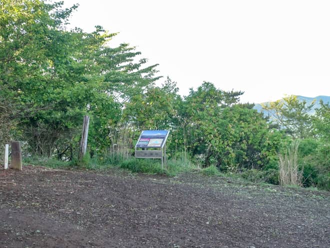 山頂にはベンチが無く