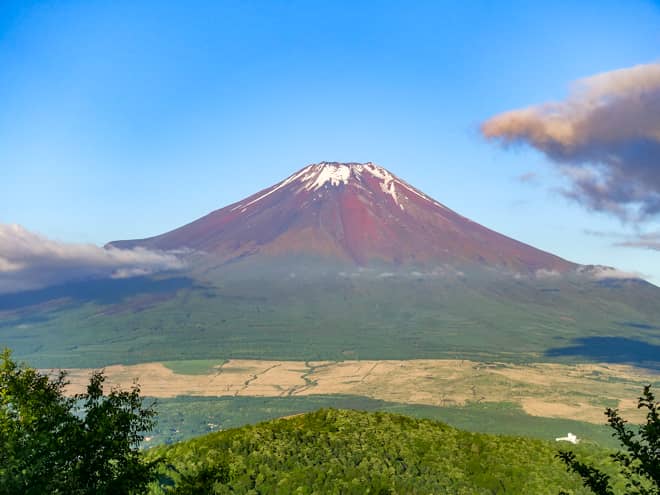山頂は360度パノラマビューではありませんが