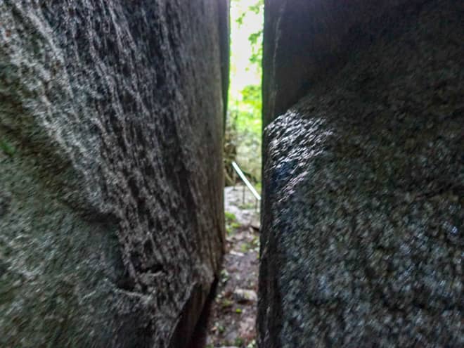 岩の割れ目の幅は幅60センチ程度しかなく