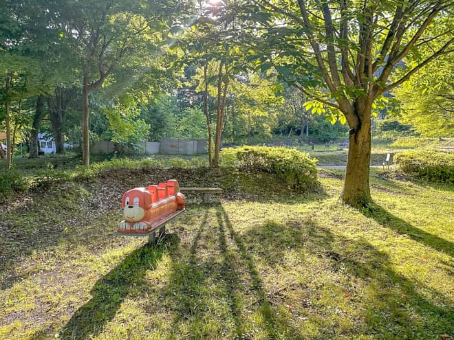 日帰り温泉施設内の公園をそのままキャンプ場にリニューアル