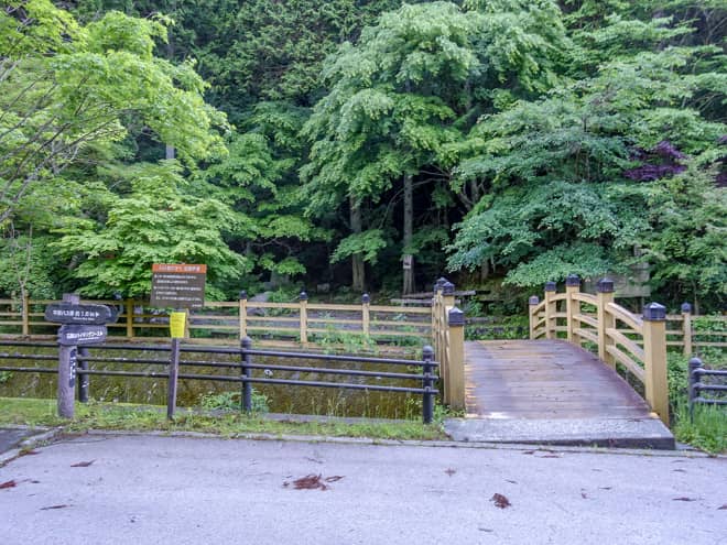 登山口は道路を挟んだ駐車場対面にあります