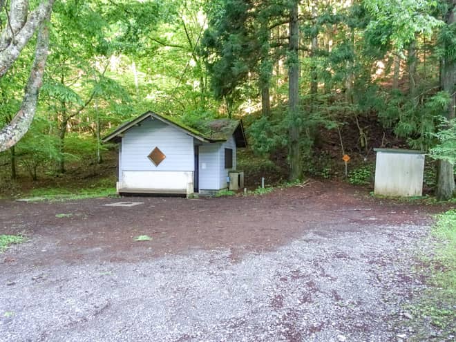 駐車場は砂利で