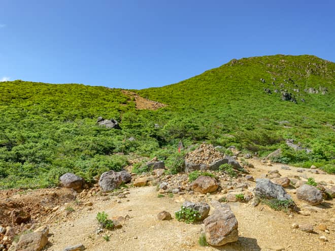 今までとは打って変わって岩場の険しい登山道