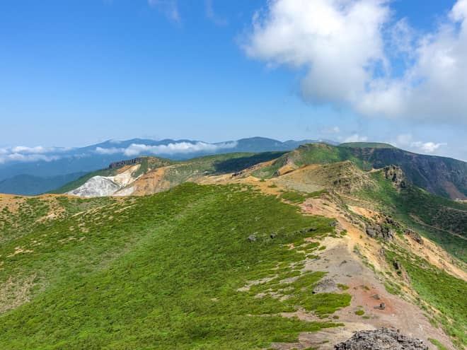 北側に目を向けると、歩いてきた稜線