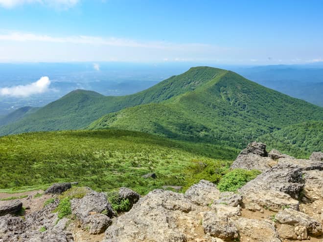 南側に目を向けると緑が美しい山容