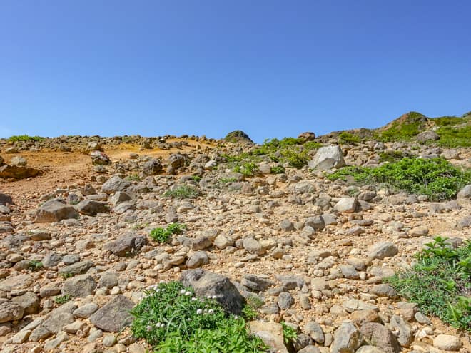 周りに遮るものが無い岩場を登り進めると