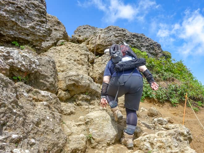 山頂まではちょっとした岩登りです