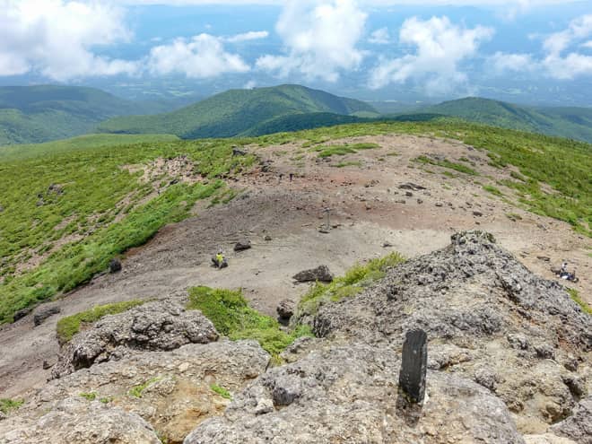 東側に目を向けると山頂直下の広場