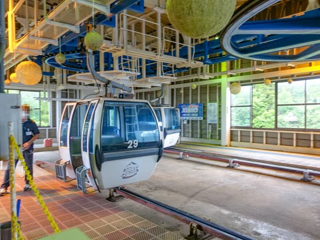 歩いて下山すると1時間程度かかる道のりも