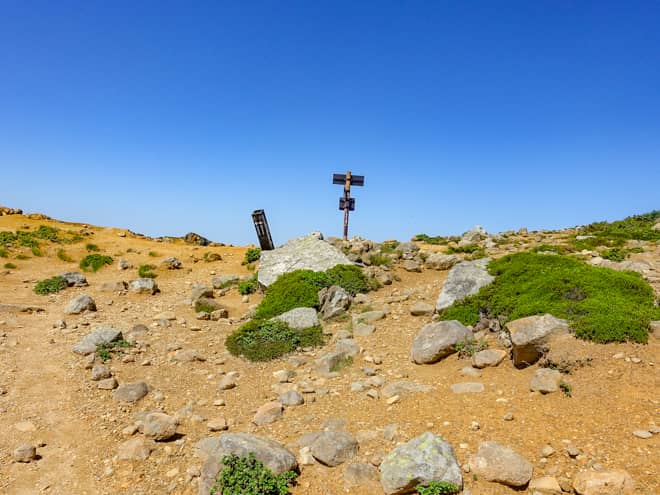 登りきると標識が見えてきました