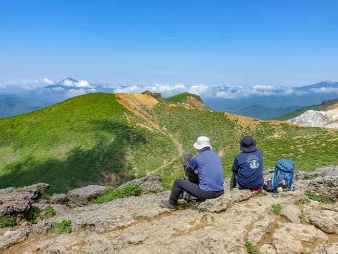 西側に目を向けると磐梯山や