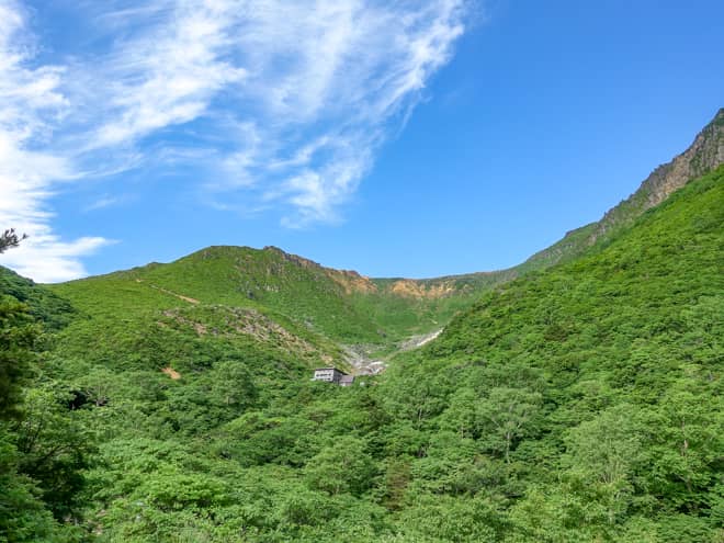 遠くに「くろがね小屋」が見えます