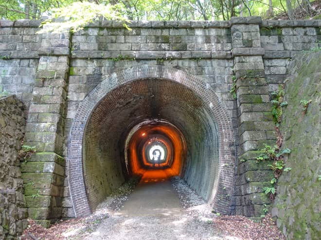 トンネルの先に次のトンネルが見える光景は圧巻です