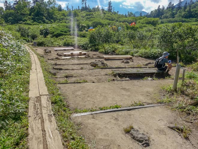 テント場の手前にも設営できそうなスペースがありますが